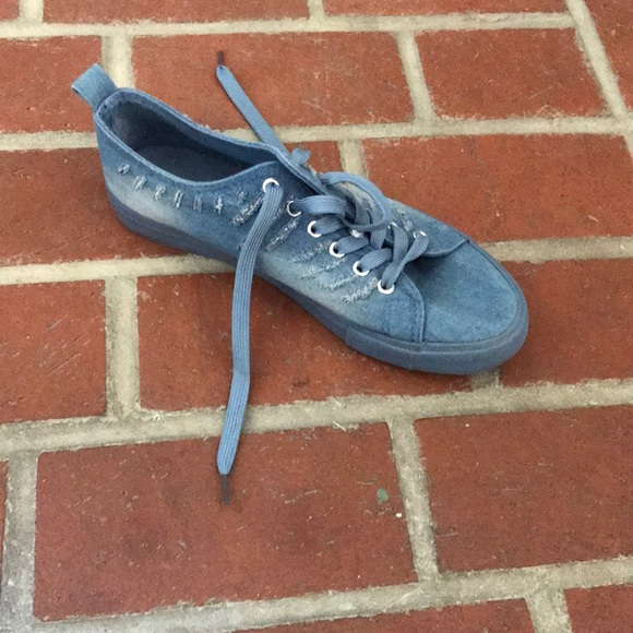 Slightly worn jean shoes - Picture 2 of 3